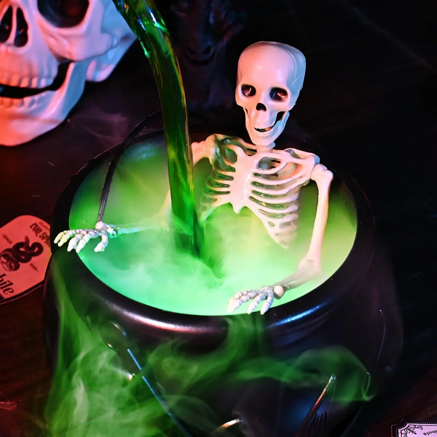 🧙‍♀️ Halloween Hexenkessel mit LED & Nebel – Magische Party-Deko mit Skelett